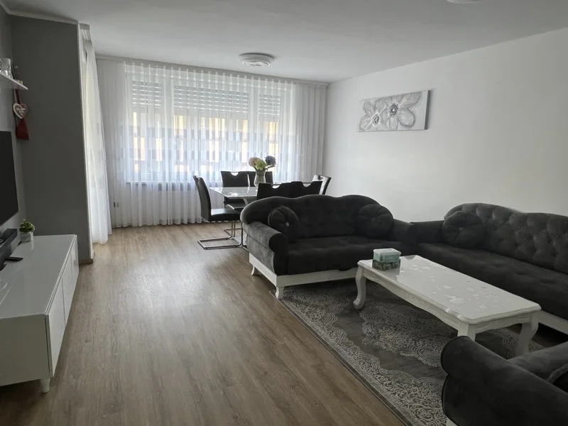 Wohnzimmer - Wohnung kaufen in Regensburg - Rgbg Osten - 3-4 Zimmer Wohnung mit Balkon und Aufzug