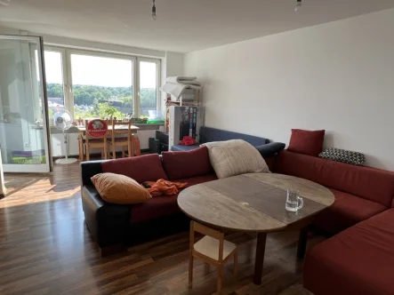 Wohnzimmer - Wohnung kaufen in Regensburg - Rgbg Osten - 4 Zimmer Wohnung mit Balkon und Aufzug