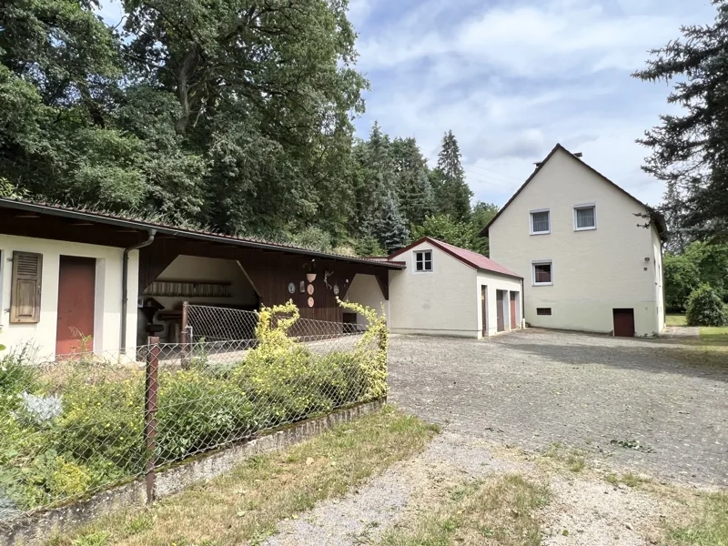 Hof Einfahrt - Haus kaufen in Wenzenbach - Naturverbunden in Stadt Nähe - Einfamilienhaus mit sehr großem Grundstück