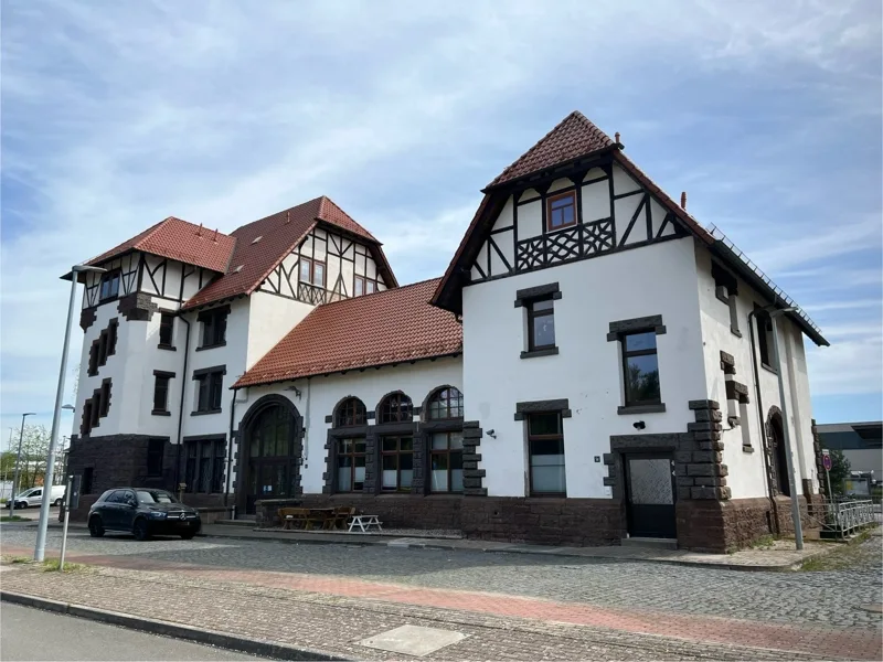 Außen - Haus kaufen in Schmalkalden OT Wernshausen - Eine Rarität auf dem Immobilienmarkt - Denkmalgeschützter Bahnhof als Renditeobjekt!