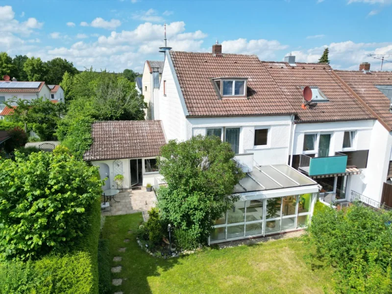 Titelfoto - Haus kaufen in Regensburg - *PREISREDUZIERUNG!* Ihre Ruheoase für die ganze Familie: Reiheneckhaus im Dornröschenschlaf