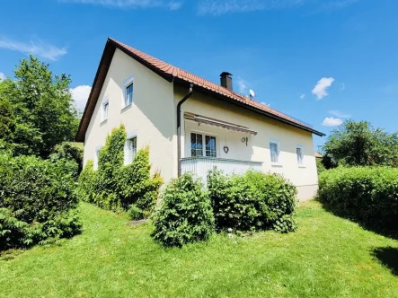 Außenansicht  - Haus kaufen in Obermiethnach Kirchroth - Ruhiges und zentrales Einfamilienhaus mit Ausbaupotenzial und grüner Rückseite