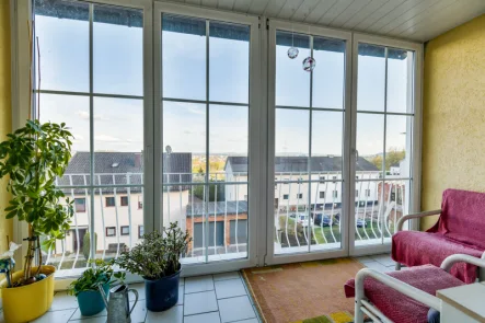 Loggia  - Haus kaufen in Schwandorf - Zweifamilienhaus in Traumlage mit Blick über Schwandorf!Großzügig, idyllisch und ruhig gelegen!