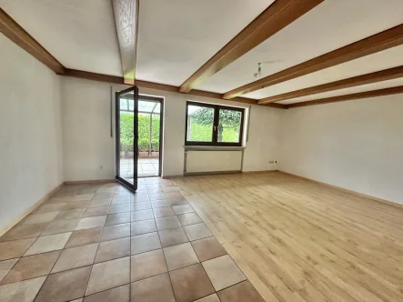  - Wohnung kaufen in Traitsching - 3- Zimmer-Souterrain-Wohnung mit neuer Gasetagenheizung, Terrasse, Garten und Garage.Für Selbstnutzer oder Kapitalanleger!