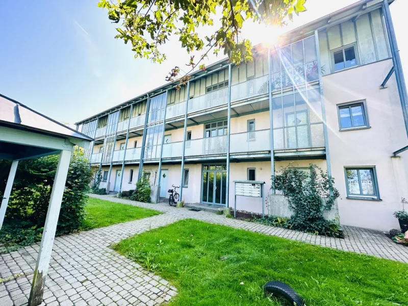 Nordansicht  - Wohnung kaufen in Regen - Charmante 2-Zimmer-Eigentumswohnung in Toplage mit gemütlicher Terrasse