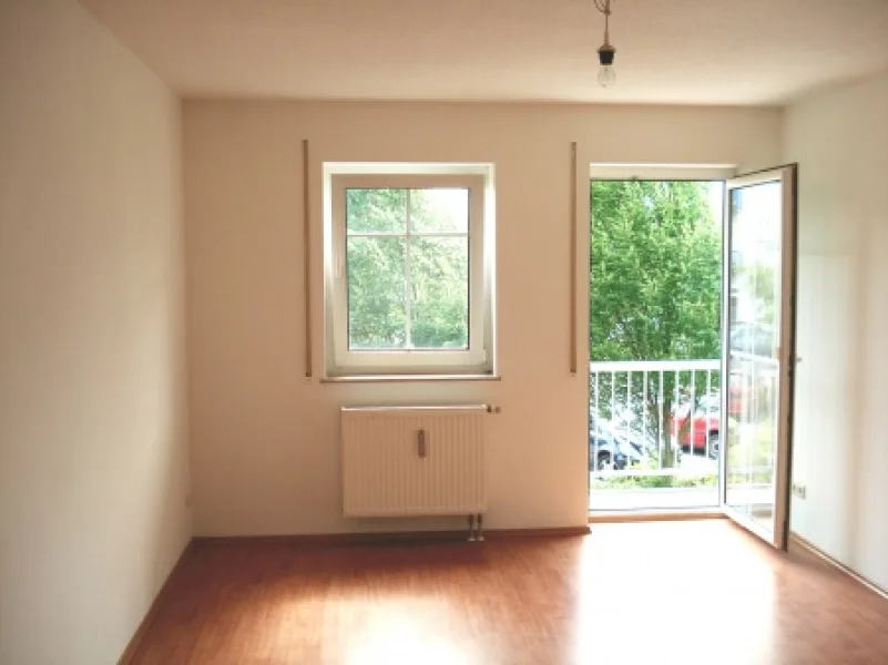 Das Wohnzimmer mit Balkon - Wohnung kaufen in Nittendorf - Unvoreingenommen gut – auch beim Preis!