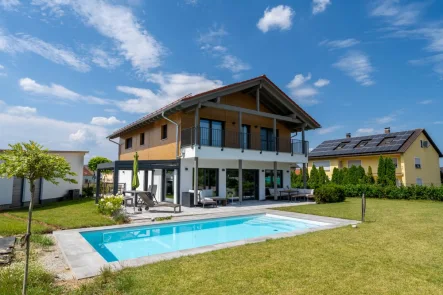 0 - Haus kaufen in Holzheim am Forst - Exklusives Traumhaus mit Pool - Mega Ausstattung und EEK A+ !