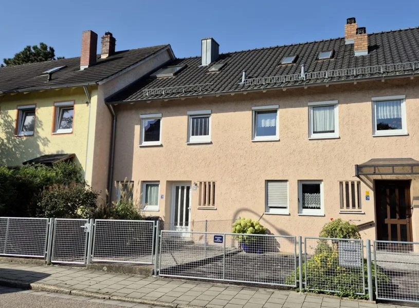 Ostseite - Haus kaufen in Regensburg - Die goldene Mitte: Reihenhaus in beliebter Stadtlage