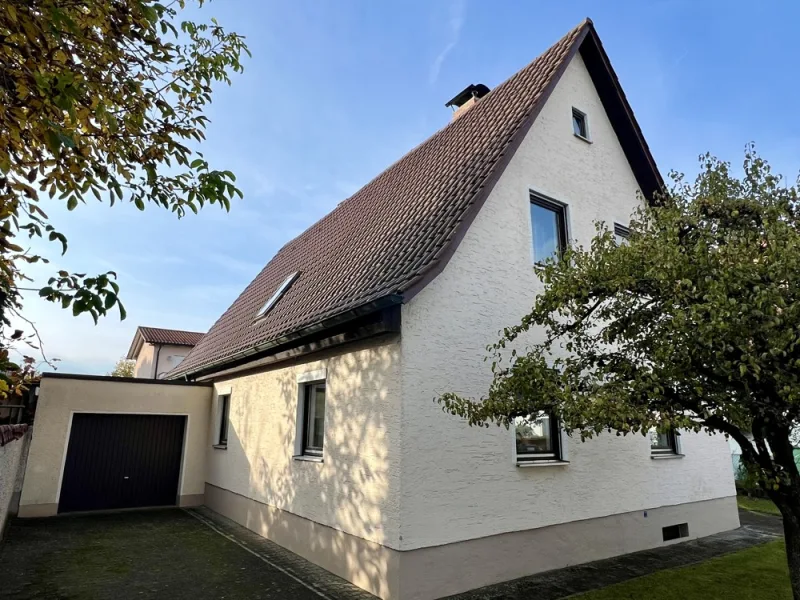 Hausansicht - Haus kaufen in Regensburg - Platz für die Familie - Gemütliches Einfamilienhaus in zentraler Lage!