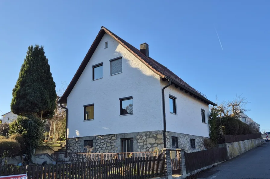 Titelfoto - Haus kaufen in Nittendorf - Klein, aber mein: Einfamilienhaus mit viel Potential