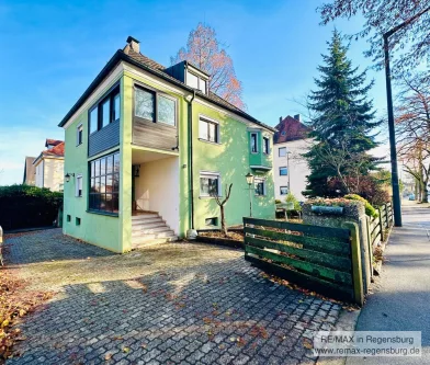 Außenansicht  - Haus kaufen in Straubing - Vielseitiges Einfamilienhaus mit Wintergarten und großem Potenzial!