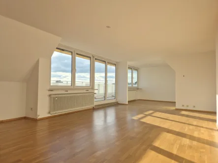 Wohnzimmer - Wohnung mieten in Regensburg - Über den Dächern von Regensburg: Großzügige Wohnung mit tollem Ausblick