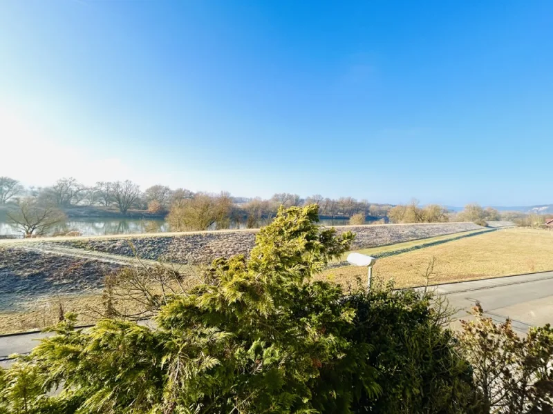 Der Blick von einem Balkon im Obergeschoss