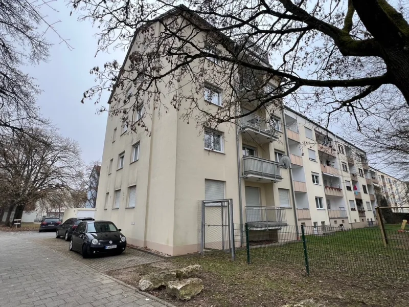 Außenansicht 1 - Wohnung mieten in Regensburg - Stilvolle 3-Zimmer-Hochparterre-Wohnung mit Balkon in Regensburg