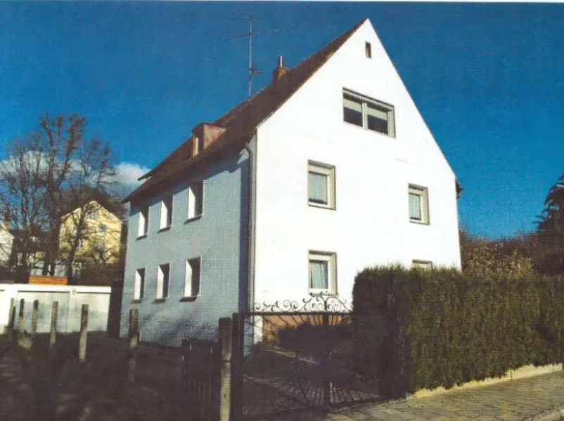 Hausansicht - Haus kaufen in Regensburg / Reinhausen - KNIPFER IMMOBILIEN - Dreifamilienhaus mit Potenzial in Regensburg zum Kauf!