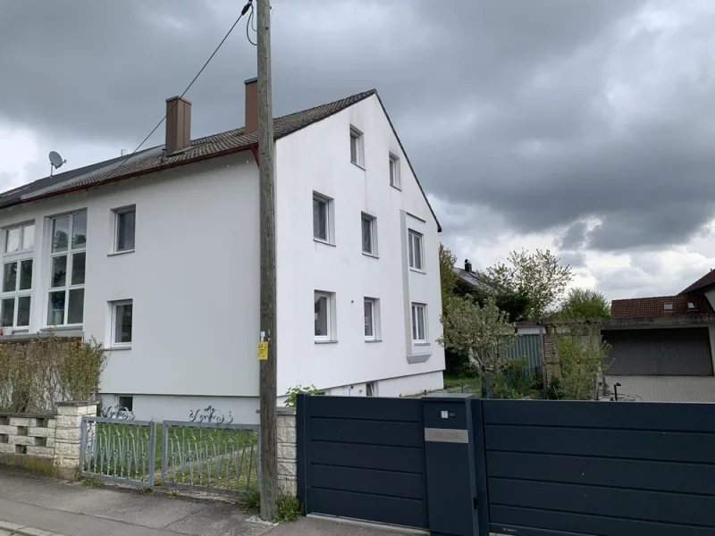  - Haus kaufen in Diedorf / Hausen - KNIPFER IMMOBILIEN - Gepflegtes 3-Familienhaus in Diedorf-Hausen mit Doppelgarage zum Kauf