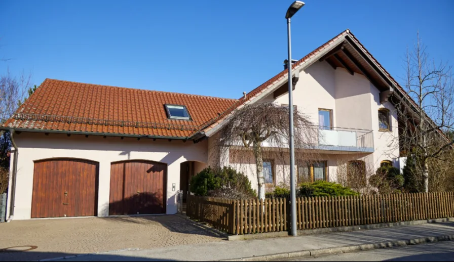 Hausansicht - Haus kaufen in Gablingen / Lützelburg - KNIPFER IMMOBILIEN - Exklusives Zweifamilienhaus in sehr ruhiger Wohnlage von Lützelburg zum Kauf