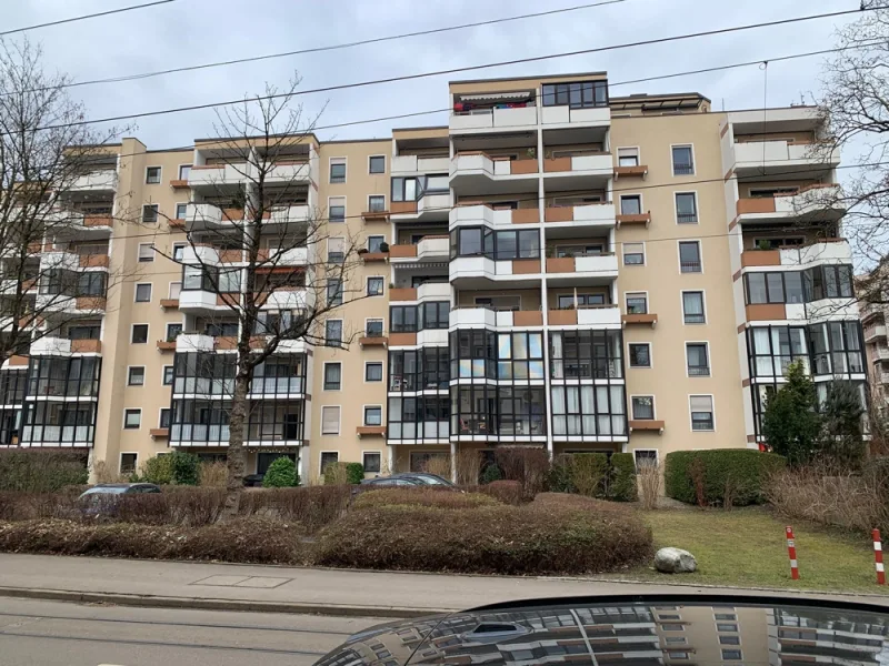  - Wohnung mieten in Augsburg - KNIPFER IMMOBILIEN - Zentrale Lage beim Roten Tor - 2 ZKB mit Balkon und TG-Stellplatz zur Miete