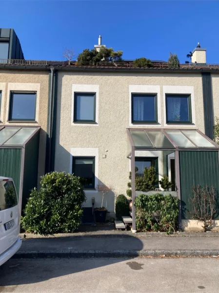 Hausansicht - Haus kaufen in Stadtbergen / Leitershofen - KNIPFER IMMOBILIEN - TOP-LAGE in Leitershofen - Reihenhaus mit kleinem Garten und Dachterrasse