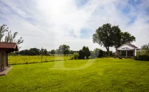 Garten mit einer Blockhütte