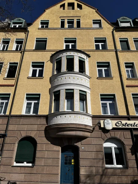 Hausansicht - Wohnung kaufen in Nürnberg - Altbau trifft Moderne! 3 - Zimmer Wohnung mit hochwertiger Einbauküche und Balkon