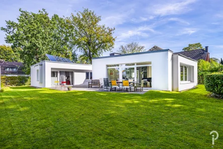 Außenansicht Gartenseite - Haus kaufen in Kaarst - Bungalow im Bauhausstil mit Einliegerwohnung auf parkähnlichem Grundstück in exponierter Wohnlage