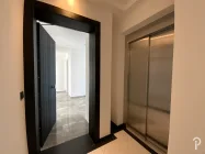 Wohnungseingang / Aufzug