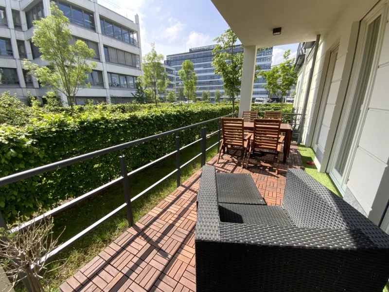 Terrasse - Wohnung mieten in Düsseldorf - Sonnige und großzügige 2-Zimmer-Wohnung mit EBK, Concierge und Spa in den Heinrich-Heine-Gärten