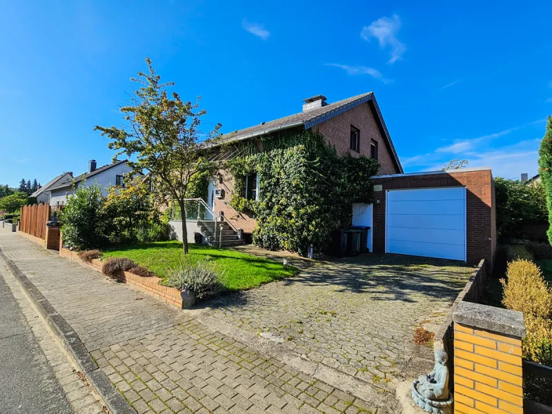 Außenansicht - Haus kaufen in Wolfsburg - Einzigartiges Einfamilienhaus mit großem Schwimmteich in beliebter Lage von Wolfsburg-Ehmen!