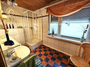 Badezimmer mit Dusche