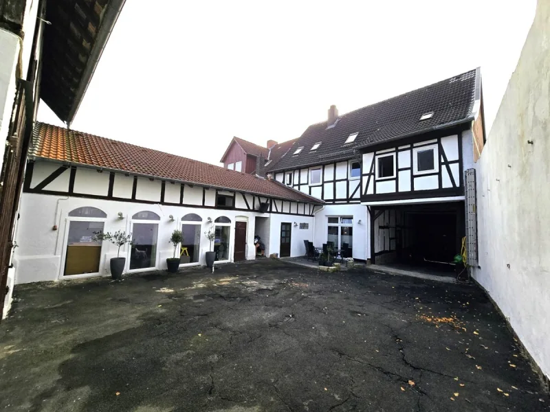 Aussenansicht Apartment - Haus kaufen in Fuldatal - Fuldatal - IhringshausenSaniertes Wohnhaus mit Einliegerwohnung, Werkstattgebäude, Pferdestallungen und Scheune