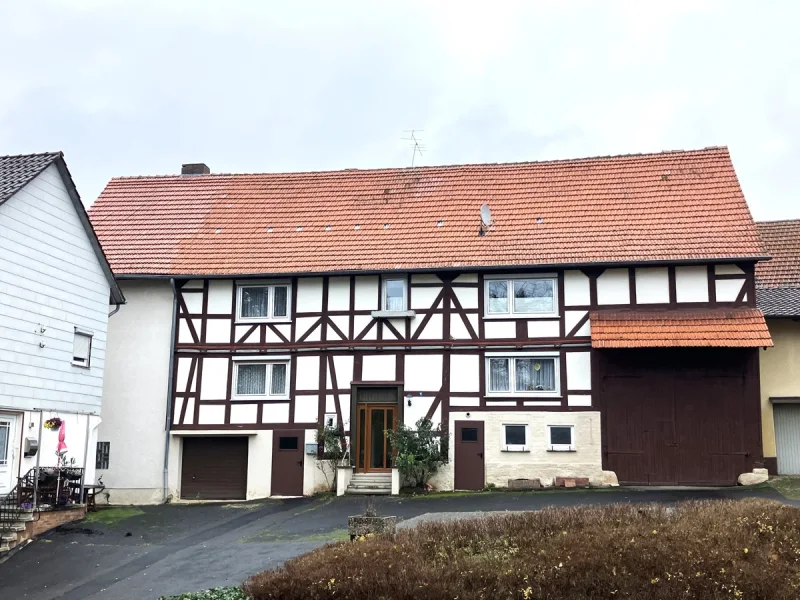 Frontansicht - Haus kaufen in Melsungen / Kirchhof - Melsungen-KirchhofLandwirtschaftliche Anlage mit Haupthaus, Stallungen, Scheune, Nebengebäude