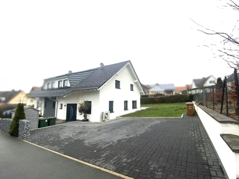 PKW-Stellplätze - Haus mieten in Zierenberg - Zur Miete - Moderne Doppelhaushälfte in Zierenberg -  nur an Selbstzahler