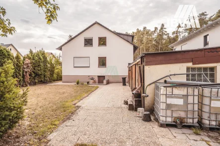 Ansicht - Haus kaufen in Schwandorf - 2-Familienhaus mit großem Gartengrundstück in Waldrandlage