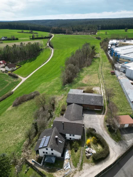 Luftbild Gesamtgrundstück - Haus kaufen in Kümmersbruck - Reiterhof mit bis zu 4 Wohnungen und 30.000 m² Grundstück