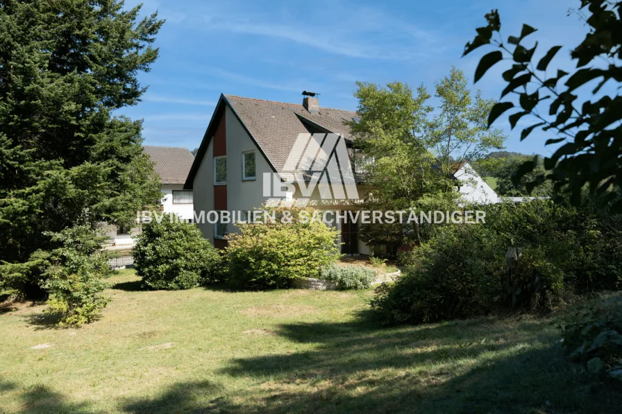 - Titelbild - Haus kaufen in Oberviechtach - Solides Einfamilienhaus auf Erbpacht mit großem Garten in Oberviechtach