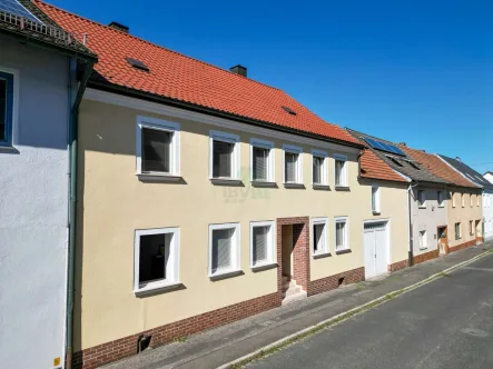 Ansicht - Haus kaufen in Schnaittenbach - Teilweise Renoviert und bereit für Ihre individuellen Ideen! Stadthaus mit Scheune und Innenhof