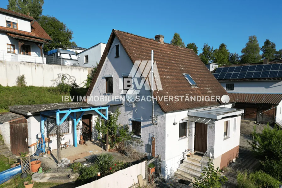 - Titelbild - Haus kaufen in Ensdorf / Wolfsbach - Idyllisches Einfamilienhaus im Grünen zum Sanieren