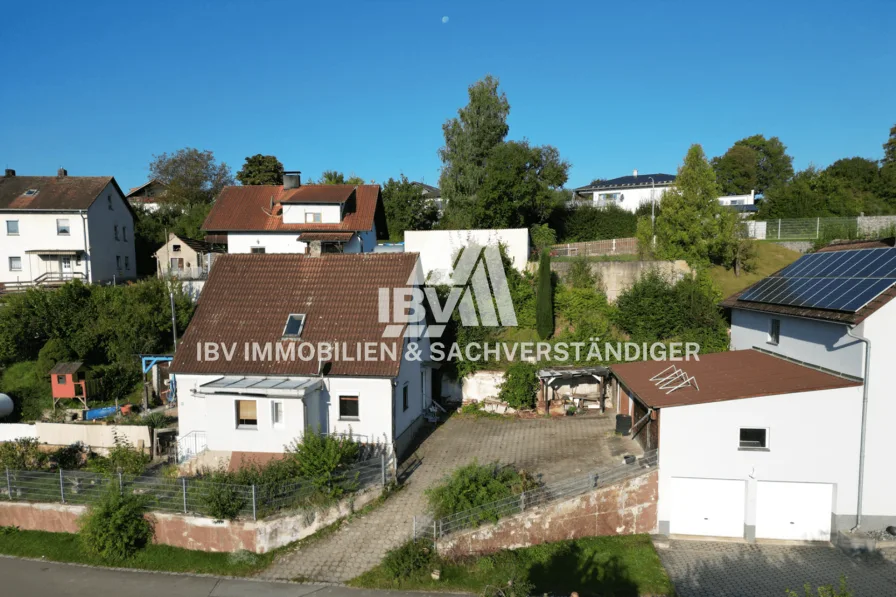 - Titel 2 - Haus kaufen in Ensdorf / Wolfsbach - Idyllisches Einfamilienhaus im Grünen zum Sanieren