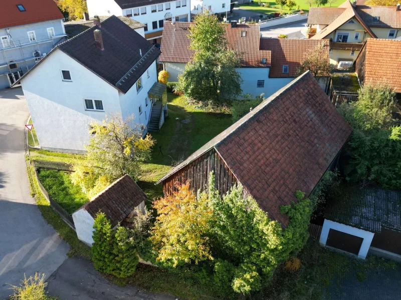 Luftbild - Haus kaufen in Fensterbach - Vielseitige Immobilie mit Potenzial - Bauernhaus mit bis zu 3 Wohnungen und Scheune in Högling