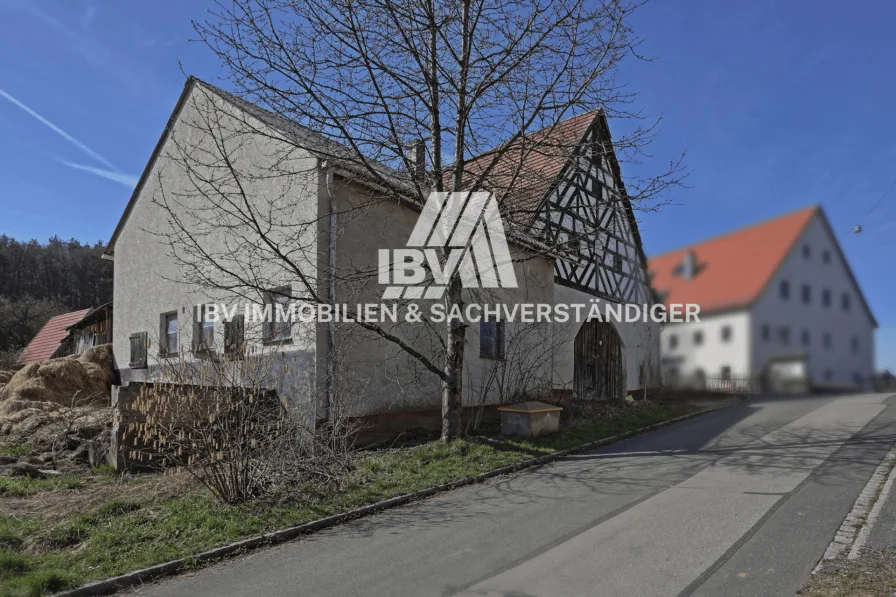 - Titelbild - Zinshaus/Renditeobjekt kaufen in Etzelwang - Denkmalgeschütztes Bauernhaus mit Sanierungs-Planung und hoher §7-Abschreibung