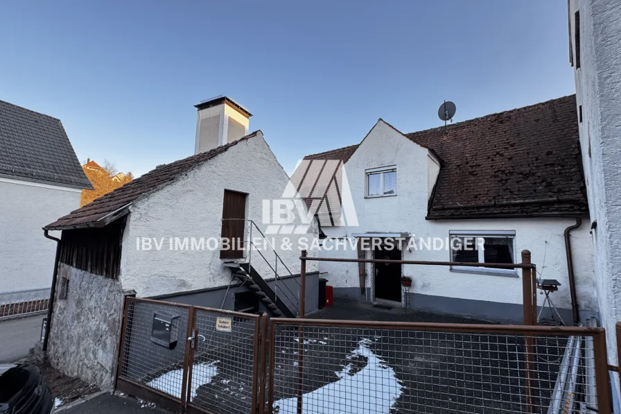 Titelbild - Haus kaufen in Nabburg - Kleines Stadthäuschen mit Nebengebäuden in Nabburg