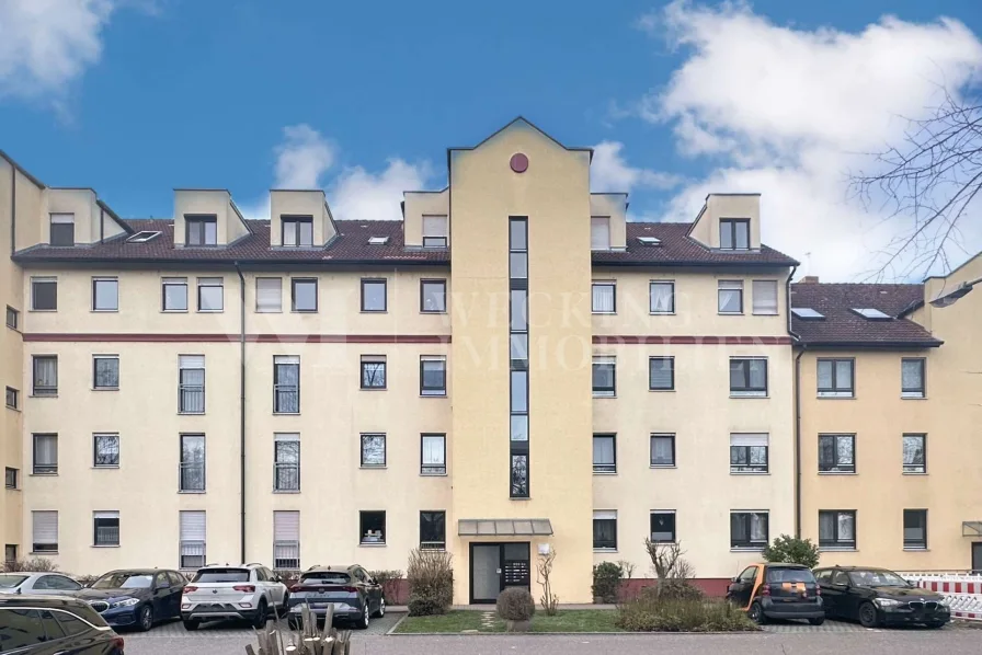 Titelbild 1453 - Wohnung kaufen in Mannheim - Charmante 3-Zimmer-Wohnung mit Balkon und 2 Tiefgaragenstellplätzen in Mannheim Rheinau