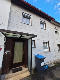 Ansicht - Haus kaufen in Reutlingen - Reihenhaus mit Carport im Vollen Brunnen