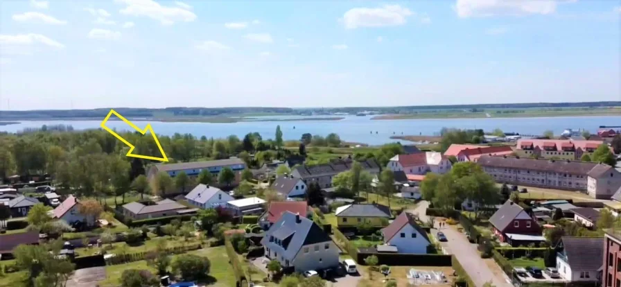 Ausssensicht Vogelperskektive mit Pfeil  - Wohnung kaufen in Peenemünde - Erstbezug nach Ausbau - Hafenblick auf die Peene