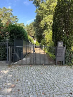 Zufahrt mit Tor - Haus kaufen in Berlin - 3 Familienhaus bezugsfrei, sehr schöne Lage in Frohnau