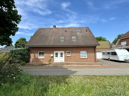 Straßenansicht - Haus kaufen in Nordhorn - Schönes, großes Zweifamilienhaus in Top-Lage von Nordhorn