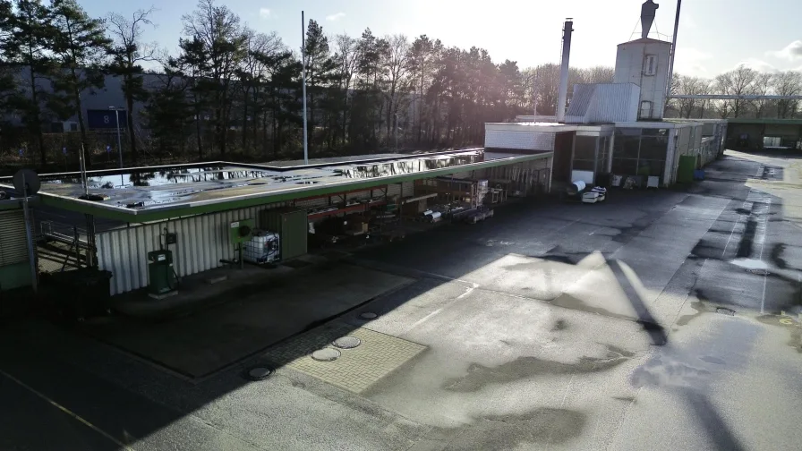 Blick auf alte Heizung / Schredder / LKW-Werkstatt und LKW-Waschanlage