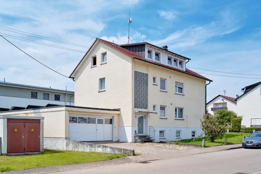 Ansicht Haus Vorderseite - Haus kaufen in Böhmenkirch - 3-Familienhaus in gepflegtem Zustand