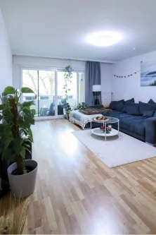 Wohnzimmer mit Sicht auf Balkon - Wohnung kaufen in Dortmund - Naturnahe und schöne ETW in Dortmund Lücklemberg / Kirchhörde zu verkaufen. Top Eigentumswohnung